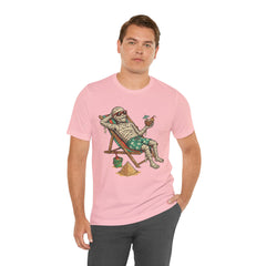 Funny Summer Mummy Relaxing On Beach Chair Halloween T-Shirt