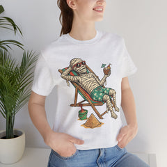 Funny Summer Mummy Relaxing On Beach Chair Halloween T-Shirt
