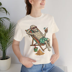 Funny Summer Mummy Relaxing On Beach Chair Halloween T-Shirt