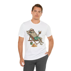 Funny Summer Mummy Relaxing On Beach Chair Halloween T-Shirt