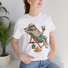 Funny Summer Mummy Relaxing On Beach Chair Halloween T-Shirt